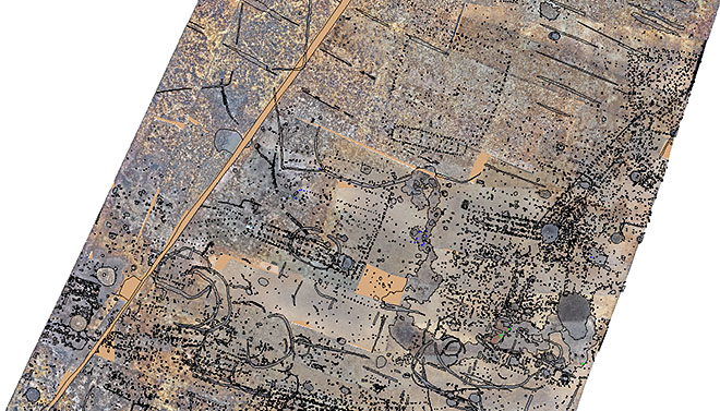 Nørby. Sammensat dronebillede af udgravningsområdet. Alle stolpehuller og andre spor er optrukket sort streg. Illustration: Esben Mauritsen og Torben Egeberg, Arkæologi Vestjylland. Nørby. Sammensat dronebillede af udgravningsområdet. Alle stolpehuller og andre spor er optrukket sort streg. Illustration: Esben Mauritsen og Torben Egeberg, Arkæologi Vestjylland.