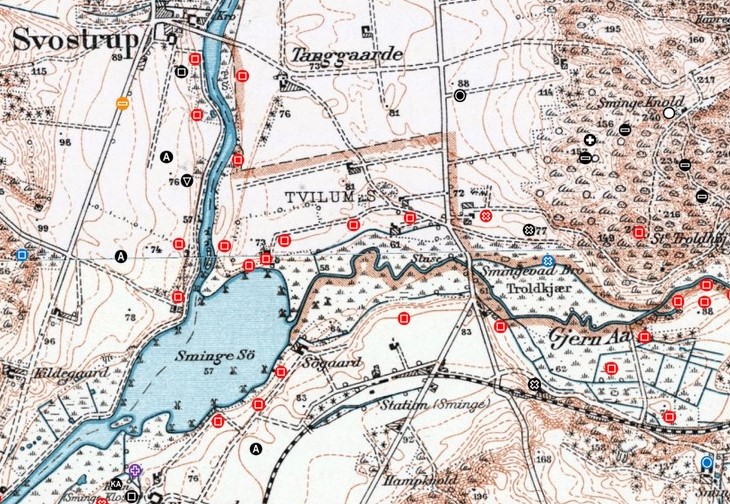Fig. 1: Registrerede fund og fortidsminder i lokalområdet. Placeringen af de afsøgte arealer er markeret med rødt. Lave Målebordsblade (1901-71). Grafik: Fund og Fortidsminder