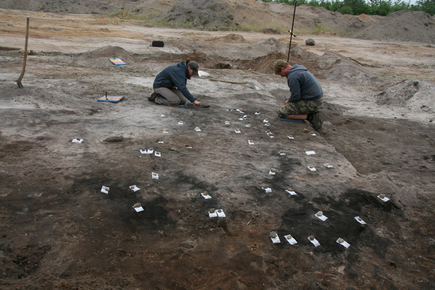 Fig. 1: Udgravning af flintplet med fund fra Maglemosekultur og Ertebøllekultur på lokaliteten HI-park Nord.  Foto: Museum Midtjylland
