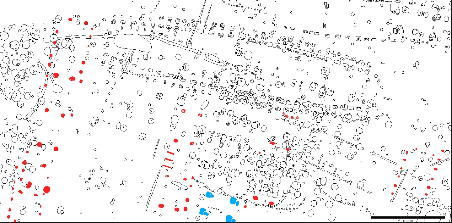 Oversigtsplan, hvor stolpehuller er markeret med rødt og blåt.