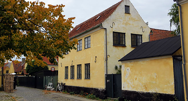 Foto af et af Dragørs mange gule huse