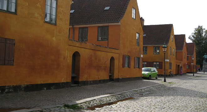 De fine, gamle brosten og Nyboders karakteristiske bygninger i baggrunden.