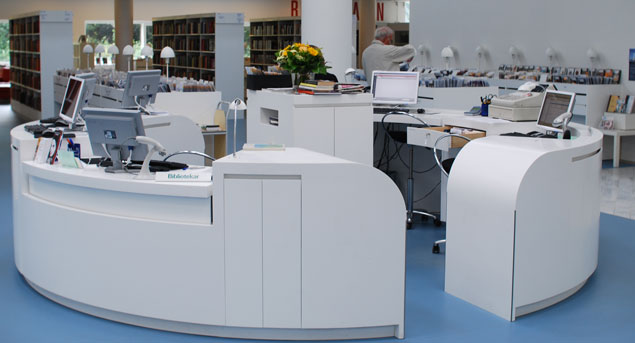 Foto: Gentofte bibliotek. Foto af rund skranke på Gentofte Bibliotek