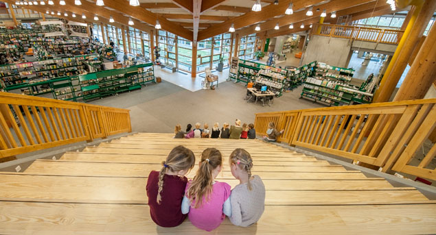 Esbjerg fortælletrappe, Foto: Torben Meyer Børn sidder på en trappe på biblioteket og læser