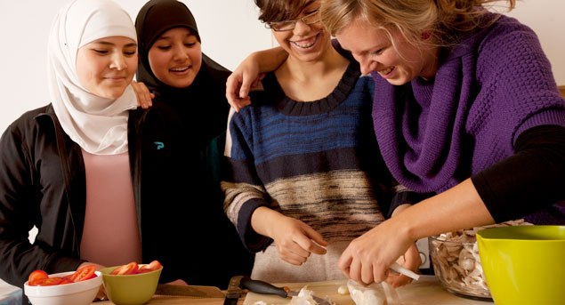 Fire kvinder laver mad i Pigeklubben i Tingbjerg.