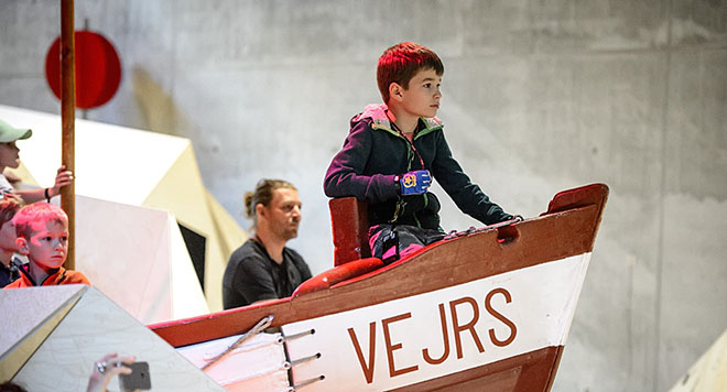 Dreng i stævnen på et skib på Tirpiz Museum.