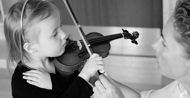 Det Danske Suzuki Institut modtager driftstilskud fra Slots- og Kulturstyrelsen. Foto: Pige undervises i violin, Det Danske Suzuki Institut.