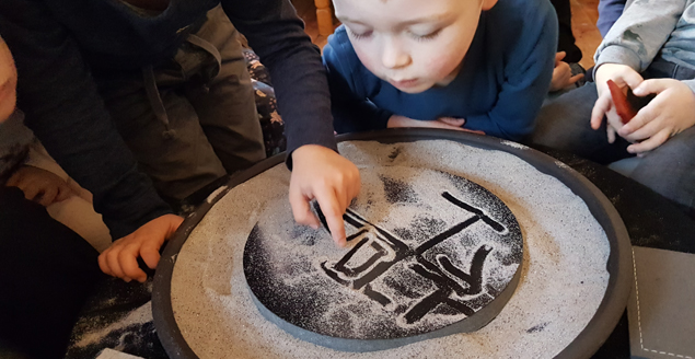 Børnehavebørn laver sandkunst med huskunstner. Foto: Huskunstner Helle Hove, projekt Sandsigersken