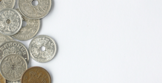 Foto med danske mønter spredt ud til venstre i billedet