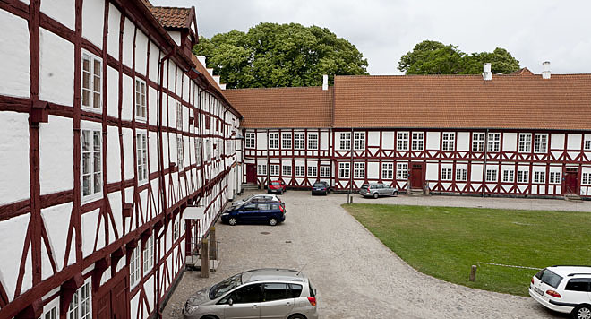 Ældre bygning eller gård med rødt tag