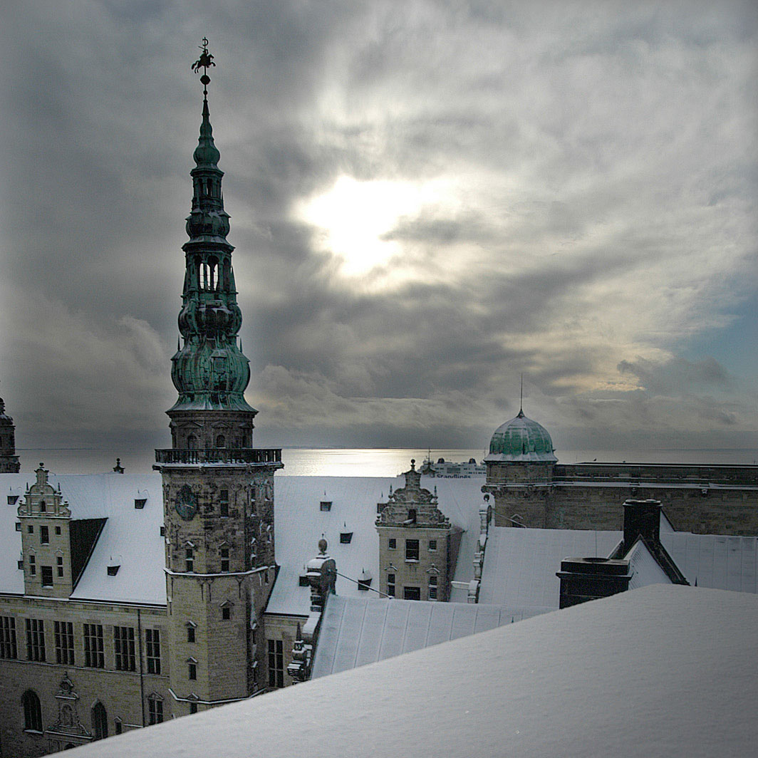 Vinter på Kronborg Slot med sne og mørk himmel