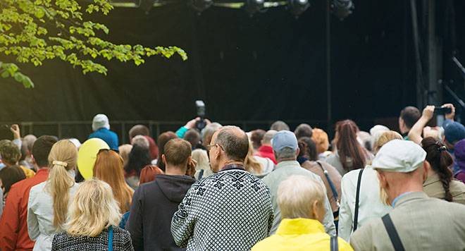 Publikum set fra ryggen til et arrangement