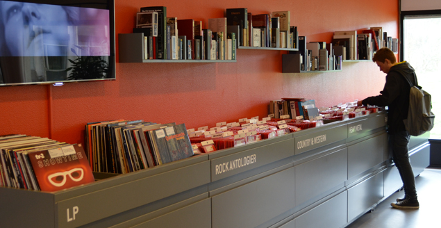 Udlånskasser med plader og cd'er. Foto: Vejle Bibliotek, Charlotte Hvilshøj