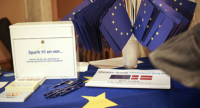EU-flag og brochurer