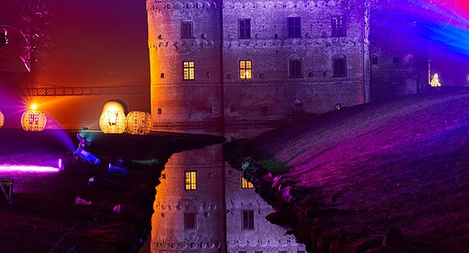 Egeskov Slot med lys i mange farver