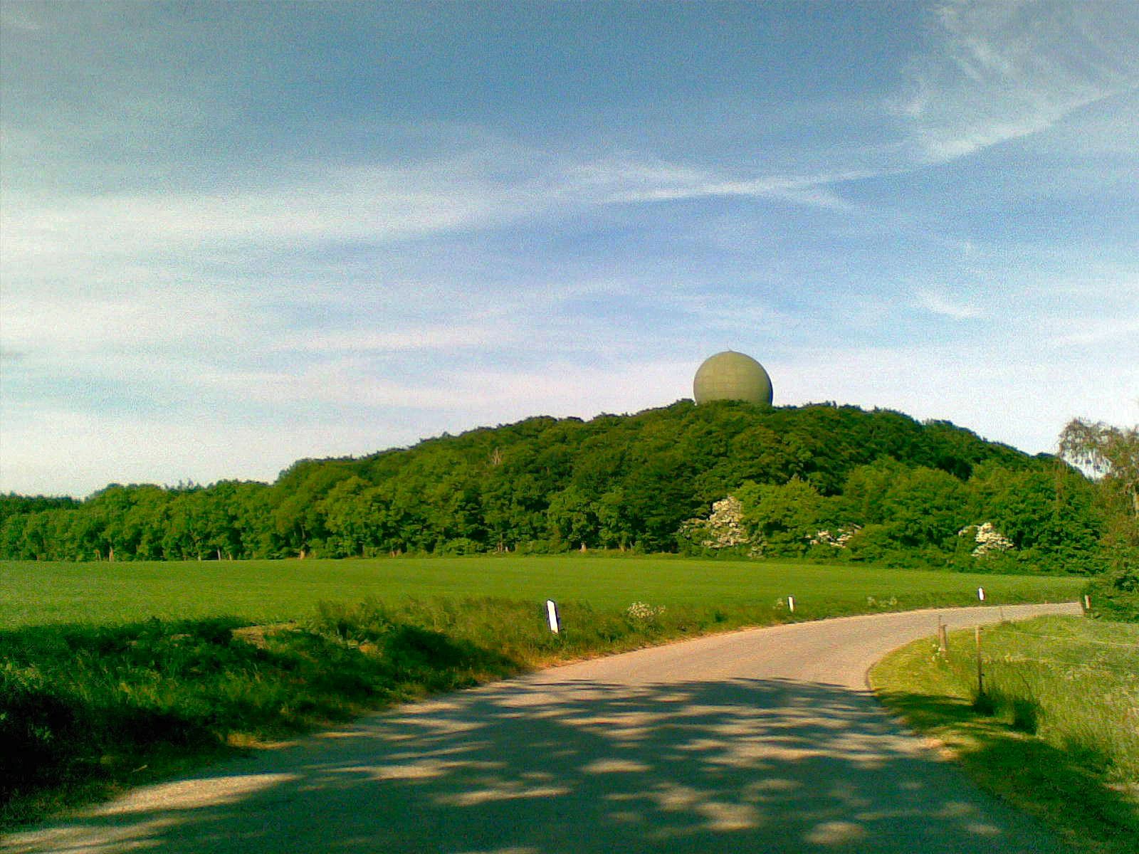 Radar ved Skovhuse kan ses mellem trækronerne